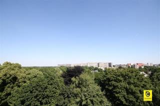 <p><span>Zonnig 1-slaapkamerappartement met ruim terras</span></p><p><span>Dit 1-slaapkamerappartement bevind zich op de 8ste verdieping in de geweldig gelegen en groene pulhofbuurt in Berchem.</span></p><p><span>Met horeca, winkels en openbaar vervoer allemaal bereikbaar is de ligging ideaal.</span></p><p><span>Invalswegen zijn vlakbij waardoor nabijgelegen steden gemakkelijk te bereiken zijn.</span></p><p><span> </span></p><p><span>Leefruimte en keuken</span></p><p><span>De ruime leefruimte is voorzien van enorm veel natuurlijk licht met dank aan de grote ramen.</span></p><p><span>De leefruimte loopt naadloos over in de vernieuwde keuken.<br />Deze is op aangename wijze gescheiden gehouden van de leefruimte maar geeft toch het gevoel van een open keuken.<br />Ze is uitgerust met een ingebouwde oven en een keramisch kookplaat, koelkast en vriezer. Verder is er nog een handige bergruimte aan verbonden.</span></p><p><span>Zowel de leefruimte als keuken geven uit op het zuid west gericht terras.</span></p><p><span> </span></p><p><span>Slaapkamer en badkamer</span></p><p><span>De nachthal die afgewerkt is met een speelse geblokte vloer brengt u naar de slaapkamer en badkamer.</span></p><p><span>De slaapkamer is voorzien van kasten en geniet van een rustgevend zicht.</span></p><p><span>De badkamer is dan weer uitgerust met een lavabo, ligbad met douchevoorziening en toilet.<br />Perfect voor uw dagelijkse routine.</span></p><p><span> </span></p><p><span>Huurprijs en beschikbaarheid</span></p><p><span>Huurprijs: €800,00 per maand</span></p><p><span>Maandelijkse kosten: €150,00 per maand - verbruik en onderhoud gemeenschappelijke delen + eigen verbruik CV en water</span></p><p><span>Beschikbaar: Onmiddellijk</span></p><p><span> </span></p><p><span>Extra troeven</span></p><p><span>- Openbaar vervoer binnen handbereik</span></p><p><span>- Gemeenschappelijke fietsenstalling</span></p><p><span>- Kelder aanwezig</span></p><p><span><br /><br /></span></p><p><span> </span></p>