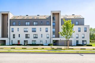 We Invest vous présente un superbe appartement 1 chambre situé dans Mons au sein de la Résidence "Au fil des Grand-Près", proche de toutes les commodités (centre commercial, gare de Mons...). Il s'agit d'un appartement situé au 4ème et dernier étage avec ascenseur. <br /><br />Il est composé comme suit : hall d'entrée, wc séparé, buanderie, séjour ouvert sur une terrasse avec vue dégagée, cuisine entièrement équipée, une salle de bain et une chambre. Un emplacement de parking est également inclus.<br /><br />Caractéristiques techniques: <br />- Bâtiment récent de 2017<br />- Chauffage central au gaz<br />- Chaudière collective<br />- Châssis double vitrage en aluminium<br />- électricité conforme<br />- PEB Classe B - 20191219503350 - 6973 kWh/an - 99 kWh/m².an. <br />L'appartement est loué actuellement à un loyer de 792€ + 65€ pour les charges de copropriété, le chauffage et l'eau chaude.<br /><br />Infos &amp; visites : Sara Jockin au 0470/28.96.83 ou sur sara.jockin@weinvest.be<br />IPI 519.544