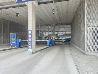 In een modern en goed onderhouden parkingcomplex aan het station van blankenberge bieden wij vier strategisch gelegen staanplaatsen aan. Deze opportuniteit is uitermate geschikt voor wie wil investeren in vastgoed met een onmiddellijk en bewezen rendement in een zone met hoge parkeerdruk.De bereikbaarheid van dit complex is optimaal. Gelegen nabij belangrijke invalswegen en het openbaar vervoer, zijn deze plaatsen zeer gegeerd door zowel pendelaars als omwonenden. Wie deze parkeerplaatsen wil kopen in blankenberge, kiest voor een zorgeloze investering zonder de onderhoudslasten van een traditionele woning.De overdracht van deze staanplaatsen gebeurt onder het stelsel van erfpacht, wat diverse financiële troeven biedt voor de koper:- Lagere investeringskost: Omdat u niet de volle eigendom van de grond koopt, is de instapprijs aanzienlijk lager.- Hoger netto-rendement: Door de lagere aankoopsom ligt het procentuele rendement op uw geïnvesteerd kapitaal vaak hoger.- Lange termijn zekerheid: U geniet van het volledige genotsrecht gedurende de looptijd van de erfpachtovereenkomst.Kortom, een slimme zet voor wie kapitaal veilig wil plaatsen in de regio Blankenberge. Deze verkoop biedt u de kans om eigenaar te worden van schaarse parkeerruimte op een toplocatie. Voor meer informatie over de huuropbrengsten of om deze locaties zelf te bezichtigen, kunt u contact opnemen met ons kantoorBestuursmaatregelen in het maatregelenregister: nee