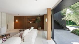 Villa moderne et unique qui a été magnifiquement rénovée. Parfaitement orientée et avec une grande piscine située dans un endroit calme au...