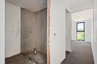 Prachtig nieuwbouwproject “Residentie Kapellestraat” pal in de dorpskern van Laakdal.<br /><br />“Residentie Kapellestraat” staat voor een stijlvolle, hedendaagse en tijdloze architectuur. De materiaalkeuze en detaillering resulteert in gevels die eenvoud en klasse uitstralen. Deze lijn wordt volledig doorgetrokken in heel het project dat met de grootste zorg voor esthetiek werd ontworpen.<br /><br />Dit project bestaat uit 6 appartementen van met 1,2 en 3 slaapkamers, in combinatie met een gemeenschappelijke fietsenberging en afvalberging.<br /><br />De bewoonbare oppervlaktes bedragen 71 m² en 103 m² allen badend in het licht met veel natuurlijke lichtinval en riant terras.<br /><br />Via een autolift betreden we eveneens de ruime kelder voor parkeergelegenheid.<br /><br />De gezamenlijke tuinzone tussen de appartementen zorgt voor de juiste buitenatmosfeer! de oplevering wordt voorzien tegen einde dit jaar, de vloer, badkamer en keuken kan nog zelf gekozen worden zodat je zelf je eigen smaak kan integreren in u appartement.<br /><br />De ruime budgetten in het voorziene lastenboek zorgen ervoor dat u het appartement volledig kan afwerken naar eigen smaak en voorkeur!<br /><br />Contacteer ons vrijblijvend voor meer informatie op maat of een bezoek ter plaatse en laat u verrassen.