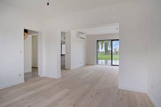 Deze volledig gerenoveerde woning combineert een rustige, groene ligging met een uitstekende bereikbaarheid van scholen, winkels en horeca.<br /><br />De woning biedt maar liefst 220 m² bewoonbare oppervlakte en bevindt zich op een ruim perceel van meer dan 1.200 m². Dankzij de totaalrenovatie geniet je hier van hedendaags wooncomfort én een uitstekende energiezuinigheid met EPC-label A.<br /><br />Binnen vormt de ruime leefruimte samen met de open keuken het hart van de woning. De keuken beschikt over bijzonder veel kastruimte en is uitgerust met alle nodige toestellen. Vloerverwarming doorheen de woning, zonnepanelen en airconditioning in zowel de leefruimte als iedere slaapkamer zorgen het hele jaar door voor optimaal comfort.<br /><br />Indeling<br /><br />Gelijkvloers:<br />+ Inkomhal<br />+ Leefruimte<br />+ Eetruimte<br />+ Open keuken met veel kastruimte en alle nodige toestellen<br />+ Wasplaats<br />+ Toilet<br />+ Overdekt terras<br />+ Ruime bijbouw<br /><br />Eerste verdieping:<br />+ Slaapkamer (19 m2)<br />+ Slaapkamer (14 m2)<br />+ Slaapkamer (13 m2)<br />+ Slaapkamer (12 m2)<br />+ Badkamer met inloopdouche<br />+ Toilet<br /><br />Tweede verdieping:<br />+ Ingerichte zolder (hobbyruimte of extra slaapkamer)<br />+ Zolder / technische ruimte<br /><br />Kelder:<br />+ Kelder voor de wijnliefhebber<br /><br />Extra troeven:<br />+ Volledig gerenoveerde woning met EPC-label A<br />+ Ruim perceel met zich op landelijk gebied<br />+ Zonnepanelen, vloerverwarming en airconditoining<br />+ Bijgebouw van meer dan 30 m², ideaal als hobby- of werkruimte<br />+ Parkeergelegenheid voor vier wagens op de oprit<br />+ Vier slaapkamers met mogelijkheid tot een vijfde slaapkamer op zolder<br />+ Op wandelafstand van scholen, winkels en horeca<br /><br />Watertoets: P score A ; G score A.<br /><br />Contacteer Brian Rollier via brian.rollier@albert.immo of via 0472 98 02 27 voor meer info en een afspraak.<br /><br />Bij Albert kom je thuis!