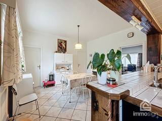 PLUSPUNTEN:<br />+ perceeloppervlakte: 765 m²<br />+ bewoonbare oppervlakte: 202 m² <br />+ 2 slaapkamers + extra polyvalente ruimte<br />+ renovatiekans met veel potentieel<br />+ rustige ligging<br />+ groene omgeving<br />+ hoevestijl<br />+ lot 4 van landmetersplan<br /><br />ALGEMEEN:<br />In de rustige en groene Lijsterstraat in Hamont-Achel vind je deze woning die uitblinkt in potentieel. Gelegen op een perceel van 765 m², vormt dit huis de ideale basis voor wie graag renoveert en een woning volledig naar eigen smaak wil omvormen. De landelijke omgeving zorgt voor een aangename woonbeleving, met veel rust en een gezellige dorpssfeer binnen handbereik.<br /><br />De woning beschikt vandaag over twee slaapkamers en een praktische indeling met leefruimte, keuken, badkamer, berging en een extra kamer op het gelijkvloers die perfect kan dienen als slaap- of hobbyruimte. De inpandige garage en bijkomende zolderruimte bieden extra opslag- en uitbreidingsmogelijkheden.<br /><br />Wat deze woning vooral bijzonder maakt, is het toekomstpotentieel: met de juiste renovatie creëer je hier een warme, persoonlijke thuis op een plek waar genieten van rust vanzelf gaat. Een mooie kans voor wie op zoek is naar een project met karakter, midden in het groen, maar toch dichtbij winkels, scholen en verbindingswegen.<br /><br />INDELING:<br />+0: inkomhal, woonkamer, eetkamer, keuken, berging, toilet, badkamer, garage, slaapkamer/extra eetkamer<br />+1: zolder, nachthal, 2 slaapkamers<br /><br />FINANCIERING:<br />Opgelet: voor woningen gelegen in België zijn enkel Belgische hypotheken mogelijk. Maak tijdig een afspraak zodat u zich op voorhand kan bevragen over de mogelijkheden.<br />Kandidaat-kopers die hun financiële plaatje al hebben voorbereid, wekken altijd meer vertrouwen.<br /><br />SUCCESVOL VERKOPEN?<br />Dankzij succesvolle transacties zijn wij steeds op zoek naar nieuw aanbod voor onze zoekende kandidaat-kopers en -huurders. Overweegt u te verkopen of te verhuren? Informeer vrijblijvend naar onze werkwijze.<br /><br />HOUD ME OP DE HOOGTE:<br />Niet gevonden wat u zocht? Schrijf u gratis in op onze website zodat u vrijblijvend op de hoogte wordt gebracht van nieuw aanbod: https://www.immosign-plus.be/nl/hou-me-op-de-hoogte/ .<br /><br />INFO & BEZOEK:<br />🔑 Een woning die je moet ervaren om volledig te waarderen.<br />Neem vandaag nog contact met ons op voor een bezichtiging en laat je betoveren door de charme van deze unieke eigendom. Contacteer ons op +32 89 87 03 67 of mail naar info@immosign-plus.be voor het maken van een vrijblijvende afspraak.