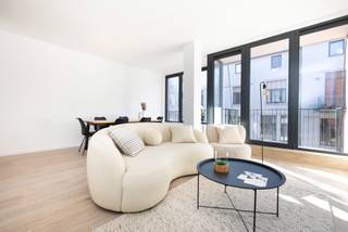 LAEKEN, vlak bij het kanaal en alle voorzieningen, prachtige nieuwe duplex met 2 slaapkamers en een bewoonbare oppervlakte van ± 99 m², gelegen op de 2e verdieping. De indeling is als volgt: inkomhal, woonkamer van ± 27 m², volledig uitgeruste keuken, 2 aparte toiletten, berging, 2 slaapkamers (± 14 m² en ± 13 m²), waarvan één met toegang tot het terras, badkamer, wasruimte (aansluiting voor wasmachine/droger) en kelder. Alle oppervlakten zijn bij benadering. EPB: B+: 7,57 kg/(m²/jaar). Kosten: 90 €/maand (gemeenschappelijke kosten). Direct beschikbaar.