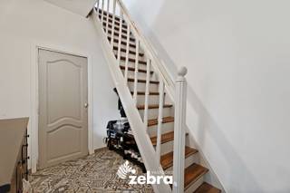 Deze gerenoveerde woning met vier slaapkamers en een gezellige tuin is gelegen nabij het centrum van Roesbrugge.<br />Scholen, sportfaciliteiten, winkels en lokale handelaars bevinden zich op wandel- en fietsafstand, waardoor u geniet van optimaal wooncomfort.<br /><br />Bij binnenkomst leidt de inkomhal met gastentoilet u naar een lichtrijke woon- en eetkamer, die aansluit op de volledig geïnstalleerde keuken. Op het gelijkvloers is er bovendien nog een een geïnstalleerde badkamer met ligbad, douche en wastafen, praktische berging en een garage met sectionale poort aanwezig<br /><br />Op de eerste verdieping treft u een nachthal en drie ruime slaapkamers. Via een vaste trap bereikt u de ruime zolderverdieping, waar de masterbedroom zich bevindt.<br />De onderhoudsvriendelijke tuin vormt een uiterst gezellige buitenruimte waar u in de zomer volop kunt genieten van de zon en rust.<br /><br />Daarbovenop beschikt dit eigendom over: 12 zonnepanelen, conforme elektriciteit, gunstig EPC-label, geïsoleerd dak, warmteboiler, hoogrendementsbeglazing, ...<br /><br /><strong>Ook wild geworden van deze thuis?<br />Twijfel niet langer en leg vandaag nog uw bezoek vast!</strong>