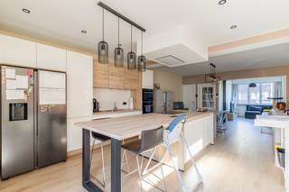 Deze aantrekkelijke woning biedt alles wat u nodig heeft — en meer. Gelegen op een<strong> uitstekende locatie</strong>, bevindt dit bijzonder aangename perceel zich op korte afstand van alle voorzieningen.<br /><br />Via de inkomhal komt u in de<strong> lichtrijke woonkamer</strong>, die naadloos overgaat in de <strong>recent vernieuwde en volledig geïnstalleerde keuken</strong>. Op het gelijkvloers vindt u verder een ruime <strong>badkamer</strong>, uitgerust met een regendouche, badkamermeubel en toilet. Daarnaast beschikt de woning over een droge, praktische kelder met voldoende opbergruimte.<br /><br />Op de eerste verdieping bevinden zich <strong>drie volwaardige slaapkamers</strong> en een <strong>tweede badkamer</strong> met ligbad en toilet. Via een vaste trap bereikt u de <strong>ruime zolderkamer</strong>, die tal van mogelijkheden biedt, zowel als <strong>vierde slaapkamer</strong> of als opslagruimte.<br /><br />Een absolute troef is de <strong>aangename, zuidwestgerichte tuin</strong> met extra berging. Hier geniet u volop van rust, zon en een <strong>prachtig uitzicht</strong> — de ideale plek om te ontspannen.<br /><br />Tot slot beschikt de woning over een <strong>eigen parkeerplaats</strong>, wat een belangrijke meerwaarde is. Alsook de <strong>ingang aan de zijkant </strong>is een grote troef.<br /><br />Interesse? Neem gerust contact op voor meer informatie of een vrijblijvend bezoek via 03 502 98 74 of mail naar kristof@claves.be.<br /><br /><br /> 