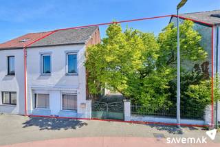 <p><span>In the heart of Leopoldsburg we find this charming house to renovate.</span></p><p><span> </span></p><p><span>Despite its central location, close to schools and stores, you can enjoy a spacious, quiet garden of 10 acres.</span></p><p><span> </span></p><p><span>On the ground floor we find the living space with the original layout and authentic elements. </span></p><p><span>Furthermore, we find the kitchen, utility room and bathroom.</span></p><p><span> </span></p><p><span>There is also a dry cellar for more storage space.</span></p><p><span> </span></p><p><span>On the second floor there are 2 spacious rooms and the attic offers further expansion possibilities.</span></p><p><span> </span></p><p><span>Outside there is another covered parking space for your car and you can start growing your own vegetables in the greenhouse. </span></p><p><span> </span></p><p><span> </span></p><p><span>Renovation requirement residential buildings applicable.<br />More info: <span>https://energiesparen.be/renovatieverplichting</span></span></p><p><span> </span></p><p><span>Administrative measures in the register of measures: no</span></p>