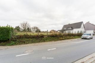 VALIMMAS verkoopt dit prachtig gelegen perceel bouwgrond, bestemd voor een ruime driegevelwoning. Eventueel ook samen te voegen met het...
