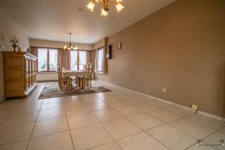 <p><span>Gelijkvloerse woning met 2 slaapkamers op 867 m².</span><span> </span></p><p><span> </span></p><p><span>Inkomhal. </span></p><p><span>Woonkamer van 36 m² op keramische tegel. </span></p><p><span>Geïnstalleerd keuken van 14 m² voorzien van: </span></p><p><span>-kookplaat </span></p><p><span>-dampkap </span></p><p><span>-microgolfoven </span></p><p><span>-koelkast </span></p><p><span>-dubbele spoelbak </span></p><p><span>Koele berging bij keuken. </span></p><p><span>Veranda van 24 m². </span></p><p><span>Nachthal met apart toilet. </span></p><p><span>Slaapkamer 1 van 14 m². </span></p><p><span>Slaapkamer 2 van 12 m². </span></p><p><span>Badkamer van 7 m² op keramische tegel met: </span></p><p><span>-ligbad </span></p><p><span>-douche </span></p><p><span>-enkele wastafel op meubel </span></p><p><span> </span></p><p><span>Inpandige garage van 27 m² met aansluiting voor wasmachine. </span></p><p><span> </span></p><p><span>Zolder van 80 m² nuttige ruimte met mogelijkheid tot uitbreiding naar meerdere slaapkamers. </span></p><p><span> </span></p><p><span>Tuinberging van 18 m². </span></p><p><span> </span></p><p><span>BIJZONDERHEDEN: </span></p><p><span>Rolluiken. </span></p><p><span>Gunstig EPC. </span></p><p><span>Gescheiden riolering. </span></p><p><span> </span></p><p><span>Stedenbouwkundige inlichtingen: Vergunning aanwezig, verkavelingsvergunning, geen voorkooprecht, geen maatschappelijke herstelmaatregel opgelegd, woongebied. </span></p>