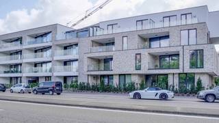 <u><strong>Ruim appartement met 3 slaapkamers in residentie Vita Verde te Maasmechelen</strong></u><br /><br />Dit ruime appartement, gelegen op de tweede verdieping van residentie Vita Verde, combineert een uitstekende ligging met een comfortabele woonoppervlakte. Het appartement bevindt zich in het centrum van Maasmechelen, op wandelafstand van winkels, horecazaken, scholen en openbaar vervoer. Bovendien geniet u van een vlotte bereikbaarheid dankzij de nabijheid van belangrijke verbindingswegen zoals de N78 en de E314.<br />De verkoop gebeurt onder het <strong>registratiestelsel.</strong><br /><br /><u><strong>Indeling</strong></u><br />Via de inkomhal bereikt u alle ruimtes van het appartement. De lichtrijke woonkamer met open keuken vormt het hart van de woning. De keuken is volledig uitgerust met alle nodige toestellen. Aansluitend bevindt zich een praktische berging met aansluitingen voor een wasmachine en droogkast.<br />Verder beschikt het appartement over een ruime badkamer voorzien van een ligbad, douche en badkamermeubel, een apart gastentoilet en drie volwaardige slaapkamers.<br />Het ruime terras is toegankelijk via de woonkamer én via twee van de slaapkamers. Daarnaast beschikt één van de slaapkamers over een extra berging.<br />Tot slot behoren ook een private kelderberging en een ondergrondse parkeerplaats tot het appartement. De ondergrondse parking is bereikbaar via de Groenstraat.<br /><br /><u><strong>Troeven</strong></u>
<ul>
	<li>Energiezuinig appartement</li>
	<li>Bewoonbare oppervlakte van ca. 112 m²</li>
	<li>3 slaapkamers</li>
	<li>Ondergrondse parkeerplaats</li>
	<li>Private kelderberging</li>
	<li>Centrale ligging nabij alle voorzieningen</li>
	<li>Uitstekende bereikbaarheid</li>
</ul>
<br />Gemeenschappelijke kosten: € 85,00 / maand.<br /><br />Bent u op zoek naar een ruim en centraal gelegen appartement in Maasmechelen? Neem dan gerust contact met ons op voor een bezichtiging.<br /><br /><strong>Tel.: 0032(0) 485 97 49 28<br />E-mail: info@co-realestate.be</strong>