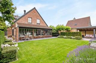 <strong>Een bijzonder complete gezinswoning waar ruimte, kwaliteit en een verzorgde afwerking hand in hand gaan.</strong><br />Deze stijlvolle woning is gelegen in een rustige residentiële woonverkaveling in Zwevegem, op korte afstand van winkels, scholen en alle nodige voorzieningen.<br />De eigendom werd doorheen de jaren met bijzonder veel zorg onderhouden en onderging vanaf 2016 een grondige en kwalitatieve renovatie.<br />Zo werden onder meer het dak en de vloeren vernieuwd en geïsoleerd, het buitenschrijnwerk vernieuwd en werd een prachtige uitbouw gerealiseerd die voor extra woonvolume en een aangename verbinding met de tuin zorgt.<br />Het resultaat is een bijzonder verzorgde en instapklare gezinswoning met vier volwaardige slaapkamers en mooie, ruime leefvertrekken.<br /><br /><strong>INDELING</strong><br /><strong>GV:</strong> Inkomhal met gastentoilet, ruime en lichtrijke leefruimte met gezellige ingebouwde houthaard (M-design) en aansluitend een polyvalente open bureauruimte, stijlvolle volledig ingerichte keuken, praktische wasplaats, afzonderlijke doucheruimte en inpandige garage met technische installaties. <strong>1<sup>e</sup>:</strong> Nachthal, 4 volwaardige slaapkamers voorzien van tal van praktische ingebouwde kasten en een ruime, volwaardige badkamer.<br /><strong>Verder beschikt de woning over:</strong> Een praktische kelder, ruime bergzolder, oprit met plaats voor 2 wagens, dubbele carport en een volledig aangelegde tuin.<br /><br /><strong>TECHNISCH</strong>
<ul>
	<li>Volwaardig oppervlaktes</li>
	<li>Gunstig EPC – label C</li>
	<li>CV op aardgas met condenserende gasketel</li>
	<li>Vernieuwde buitenschrijnwerk</li>
	<li>Zonnescreens aan de zuidzijde</li>
	<li>Conforme elektrische installatie</li>
	<li>Zonnepanelen met 2 thuisbatterijen</li>
	<li>Waterverzachter</li>
	<li>Dak vernieuwd en geïsoleerd</li>
	<li>Camerasysteem (NVR)</li>
</ul>
<br /><strong>TROEVEN</strong>

<ul>
	<li>Rustige residentiële ligging</li>
	<li>Alleenstaande woning op volwaardig perceel</li>
	<li>Ruime bewoonbare oppervlakte</li>
	<li>Grondig en kwalitatief gerenoveerd</li>
	<li>4 volwaardige slaapkamers</li>
	<li>Garage, dubbele carport en ruime oprit</li>
	<li>Volledig aangelegde tuin</li>
	<li>Gunstig EPC</li>
	<li>Conforme elektrische installatie</li>
	<li>Zonnepanelen met 2 thuisbatterijen</li>
	<li>Bijzonder verzorgde en instapklare eigendom</li>
</ul>
<br /><strong>Interesse in deze prachtige eigendom? </strong><br />Contacteer Aaron voor meer informatie of een bezoek ter plaatse op 0471 / 89 28 25 of via aaron@real-immo.be.