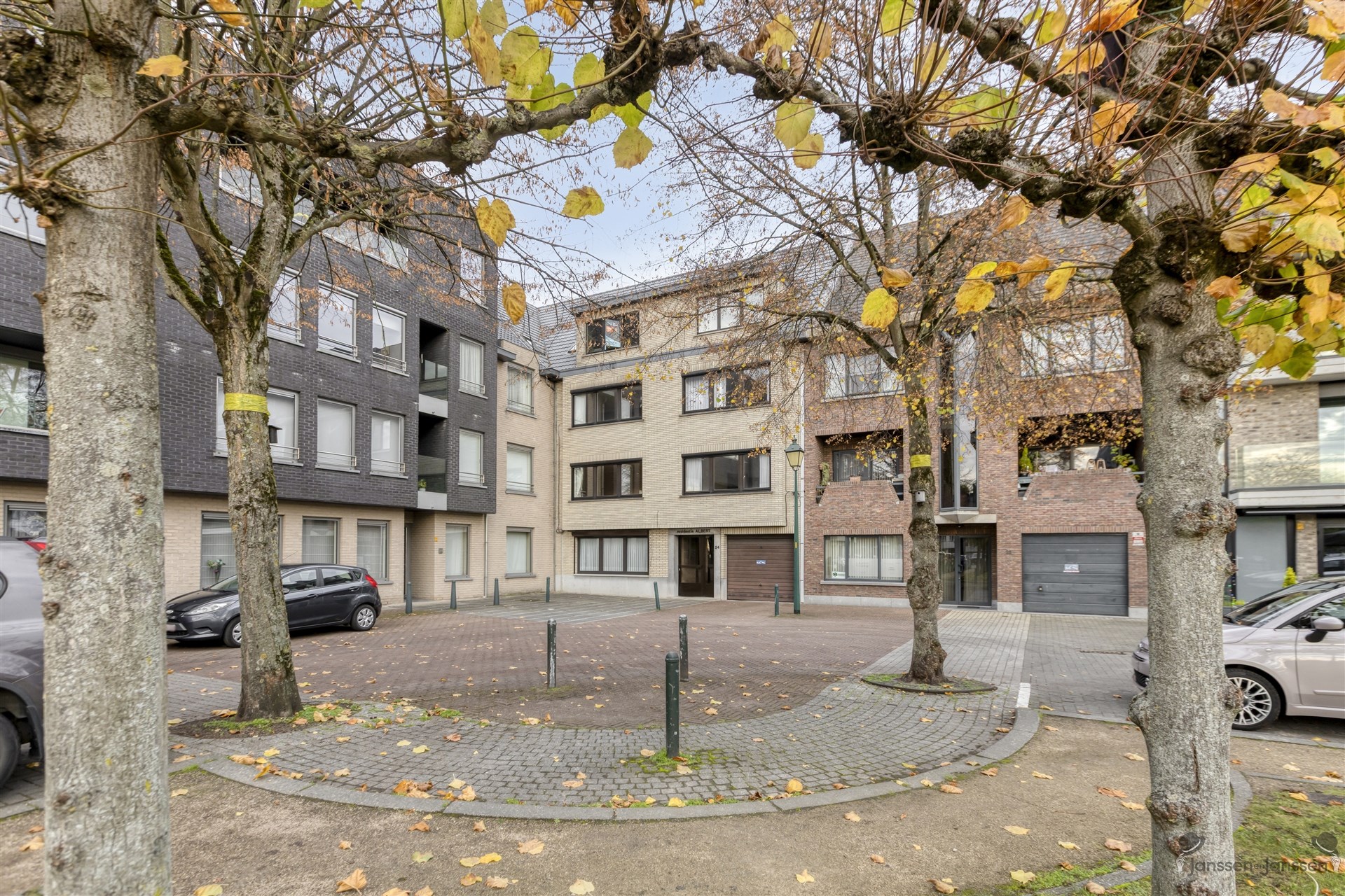 Lichtrijk 2-slaapkamerappartement met garagebox in het hart van Leopoldsburg! - foto 1