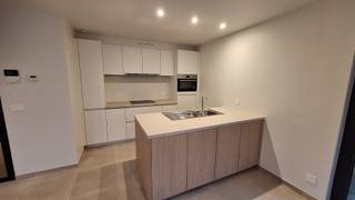 <strong>Instapklaar en energiezuinig 1-slaapkamerappartement in Residentie Park De Blauwe Reiger – Brugge</strong><br /><br />In de verzorgde <strong>Residentie Park De Blauwe Reiger</strong>, gelegen aan de <strong>Oude Oostendse Steenweg 77 te Brugge</strong>, bevindt zich dit <strong>volledig vernieuwde en instapklare 1-slaapkamerappartement</strong> met een bewoonbare oppervlakte van <strong>74 m²</strong>.<br /><br />Het appartement beschikt over een <strong>lichtrijke leefruimte </strong>met <strong>open keuken</strong>, met aansluitend een <strong>praktische berging</strong>. Vanuit de leefruimte is er toegang tot het <strong>terras</strong>, ideaal om rustig te genieten.<br /><br />Verder is er <strong>1 volwaardige slaapkamer</strong> en een <strong>comfortabele badkamer</strong> uitgerust met een dubbel lavabomeubel, inloopdouche en sierradiator.<br /><br />Het appartement werd <strong>volledig vernieuwd en recent geschilderd </strong>en is bovendien <strong>energiezuinig</strong>, dankzij aansluiting op het warmtenet en een ventilatiesysteem.<br />EPC: 146 kWh/m²/jaar.<br /><br /><strong>Troeven:</strong>
<ul>
	<li>Instapklaar</li>
	<li>Energiezuinig wonen</li>
	<li>Terras</li>
	<li>Gelegen in een rustige en groene residentie met parkgevoel</li>
</ul>
Kelderberging en 2 parkeerplaatsen bij aan te kopen voor € 30.000 <br /><br />Een<strong> ideaal appartement</strong> voor <strong>starters</strong>, <strong>alleenstaanden </strong>of als zorgeloze <strong>investering </strong>in Brugge.<br /><br />Bent u op zoek naar een comfortabel, modern en zorgeloos appartement in Brugge?<br />Dan is dit pand zeker een bezoek waard.<br /><br />051 21 11 11 of matias@imfiro.be