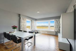 Geniet van een adembenemend uitzicht op zee vanuit dit hoekappartement.<br />Met directe toegang tot het strand en op loopafstand van winkels, restaurants.<br /><br />Indeling van het appartement: inkomhal, living met prachtig zicht op de zee, afzonderlijke uitgeruste keuken, 2 ruime slaapkamers en een moderne badkamer met een ruime douchecel.<br />Privatieve kelderkast in de kelderverdieping.<br /><br />Momenteel verhuurd op jaarbasis voor één jaar.<br />Mogelijkheid tot aankoop van een garagebox in dezelfde straat.<br /><br />Info en bezoek bel Andries De Leyn 0472 53 66 09