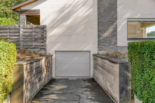 Op een bijzonder mooie locatie, in een rustige en zeer gewilde residentiële wijk van Affligem, bevindt zich deze uitstekend onderhouden woning op een royaal perceel van 10 are 31 centiare.
De woning werd in 2009 volledig gerenoveerd met zeer kwalitatieve materialen en biedt vandaag een bijzonder aangenaam wooncomfort. Dankzij de praktische volledig gelijkvloerse indeling is deze woning uitermate geschikt voor wie comfortabel en zorgeloos wil wonen, ook op lange termijn.
Er zijn 2 ruime slaapkamers, elk voorzien van ingemaakte kasten en een eigen ensuite badkamer. Een indeling die privacy en comfort optimaal combineert en perfect aansluit bij het principe van levenslang wonen.
Een bijkomende troef is de volledig onderkelderde verdieping, met een ruime garage voor 2 wagens en daarnaast nog heel wat bergruimte. Ook de aanwezige zolder biedt extra mogelijkheden voor opslag.
De elektrische installatie is conform, wat zorgt voor extra gemoedsrust.
Een uitzonderlijke combinatie van rust, ruimte, kwaliteit en toekomstgericht wooncomfort, gelegen in één van de meest gegeerde woonomgevingen van Affligem.
Een woning waar u vandaag comfortabel woont en ook morgen met evenveel plezier kunt blijven wonen.
Wenst u meer informatie of een bezoek? Stuur gerust een mail naar Louis@immoaccenta.be