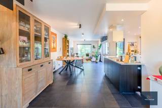 U kan zich inschrijven voor de bezoekmomenten via deze link : https://ap.lc/XHUns of ga naar makelaarshuys.be bij te koop.Deze woning werd in 2015...