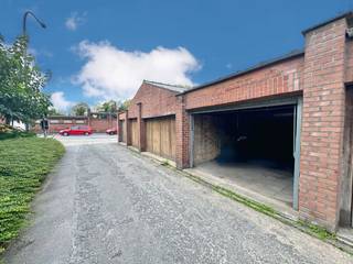 GERENOVEERDE WONING MET 4 SLPKS, 2 BADKAMERS, TUIN EN HUURGARAGE<br /><br />Deze woning is gelegen op 20m van de Vestingen en werd in 2025 grondig energetisch gerenoveerd wat resulteert in een EPC 100 met A-label 56. Er zijn 6 zonnepanelen aanwezig en de elektriciteit is goedgekeurd. Aan de achterkant van de woning is er een huurgarage die kan overgenomen worden door de nieuwe eigenaar (100€/maand).<br /><br />U kan zich via deze link http://bit.ly/4o66Hze inschrijven voor de kijkdag van zaterdag 25 oktober van 10h00 tot12h00.<br />Bekijk zeker ook de vastgoedvideo via deze link https://youtube.com/embed/O-__P6-7Ffk<br /><br />Indeling:<br /><br />Glv: inkomhal (9,30m²) - bureau/fietsenberging (7,00m²) - berging/wasruimte (10,30m²) - toilet met handwasbakje (1,25m²) - ruime leefruimte (38,50m²) - open ingerichte keuken met inductie-kookplaat, vaatwasser, frigo en heteluchtoven (9,65m²) - berging onder de trap (1,00m²) - terras (13,65m²) - gezellige tuin <br /><br />Verdieping 1: nachthal (4,80m²) - badkamer met inloopdouche, dubbel wasmeubel, handdoekradiator en toilet (6,40m²) - 2 slaapkamers (16m² - 14,60m²)<br /><br />Verdieping 2: nachthal (6m²) - badkamer met vrijstaand bad, enkel wasmeubel en toilet (6,70m²) - slaapkamer 3 en 4 (13,30m² - 12,10m²)<br /><br />Verdieping 3: geIsoleerde zolder bereikbaar via valtrap (25m²)<br /><br />Extra: ventilatiesysteem aanwezig - vloerverwarming beneden en radiatoren boven - vloer, muur en dakisolatie