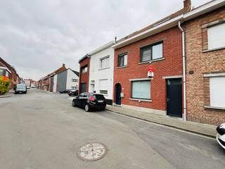 Lauwe - Gezellige starterswoning, volledig instapklaar. Gunstige EPC dus geen renovatie verplichtingen, met 4 slaapkamers + tuin en...