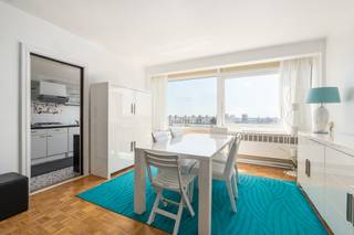 uim appartement op Linkeroever met prachtig zicht op de Schelde en de Antwerpse skyline.
<p>Dit appartement aan de Gloriantlaan combineert een rustige ligging op Linkeroever met een vlotte verbinding naar het centrum van Antwerpen, de voetgangerstunnel, openbaar vervoer en verschillende recreatiegebieden langs de Schelde. Vanuit de leefruimte geniet u van een weids uitzicht op het water en de skyline van Antwerpen, wat elke dag een uniek woongevoel creëert. Met twee ruime slaapkamers en een royale woonkamer biedt dit appartement veel comfort, natuurlijke lichtinval en aangename leefruimte. De praktische indeling en de centrale ligging maken dit appartement bijzonder interessant voor wie comfortabel wil wonen nabij stad en natuur.</p>
<p>Belangrijkste ruimtes:<br />• Ruime living met veel lichtinval en prachtig uitzicht over de Schelde en de Antwerpse skyline<br />• Keuken voorzien van gaskookplaat, dampkap en enkele spoelbak<br />• Twee ruime slaapkamers met aangenaam natuurlijk licht<br />• Badkamer met ligbad<br />• Apart toilet met handenwasser</p>
<p>Troeven:<br />• Panoramisch zicht op de Schelde en de Antwerpse skyline<br />• Twee ruime slaapkamers en royale leefruimte<br />• Rustige ligging op Linkeroever met snelle verbinding naar het centrum en openbaar vervoer</p>
<p>Neem vandaag nog contact op met je ERA-makelaar voor een bezoek. JOUW DROOMAPPARTEMENT. ZO GEVONDEN!</p>