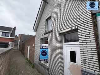 TE RENOVEREN WONINGRichtprijs 125.000 euroDeze woning is gelegen in een rustig straatje en heeft een straatbreedte van +-8m.Er is een binnenkoer en...