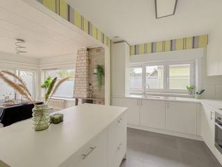 <p>Dit gerenoveerd appartement (2022) met twee terrassen &amp; een garagebox is gelegen op de 1st verdieping van een kleinschalige residentie (4 entiteiten) nabij de kerk van Sint-Kruis.</p><p><strong>INDELING:</strong> Ruime inkom, lichtrijke living met breed zicht, volledig uitgeruste vernieuwde keuken, badkamer met inloopdouche, 2 slaapkamers, 2 bergingen, ...</p><p><strong>TROEVEN:</strong> EPC B (150 kWh/(m²jaar), GEEN SYNDICKOSTEN, HR-glas, CV aardgas, GEÏSOLEERD dak &amp; muren, GEEN ASBEST, ELEKTRICITEIT CONFORM, makkelijk verhuurbaar (conformiteitsattest aanwezig), ...</p><p>De MOBI-score van 8,9/10 getuigt van een uitstekende ligging nabij scholen, winkels, openbaar vervoer, sportfaciliteiten &amp; nabij centrum Brugge.</p><p>Aankoopmogelijkheid achterliggende garagebox (25.000 euro). Ideaal als investering OF voor eigen bewoning (2% registratierechten mogelijk).</p><p>Dit appartement wordt u aangeboden met een vraagprijs. Wenst u meer informatie of een bezoek aan deze bijzondere eigendom?</p><p> </p><p>Contacteer: Vastgoedmakelaar Lewis Lanoye (BIV 518.018)<br />Gsm: 0456/20.04.64<br />E-mail: lewis@altro-vastgoed.be </p>