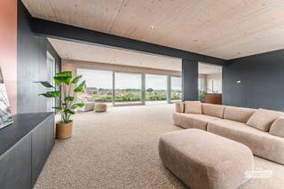 Op de dakverdieping van een gerenoveerde fabriek, treffen we dit unieke penthouse. De penthouse combineert de nieuwste technieken, een warme sfeer binnen en unieke verzichten vanop het uitzonderlijk groot terras. <br /><br />De indeling is als volgt. Via de inkomhal komen we terecht in de grote leefruimte. Opvallend zijn de grote raampartijen, voorzien van zonnewering, die volop natuurlijk licht binnenlaten én van waaruit u geniet van het uniek uitzicht. Aansluitend is er de open en volledig geïnstalleerde keuken. Naast de keuken is er een praktische berging. Verder is er nog de master bedroom voorzien van plaats voor een dressing en ensuite badkamer met ligbad, inloopdouche, toilet en dubbele wastafel. Via de nachthal vinden we nog 2 slaapkamers, een gastentoilet, en een tweede badkamer die voorzien is van inloopdouche en wastafel. <br /><br />Tot slot is er nog de buitenruimte. Hierop is het volop genieten van het uitzicht én privacy. <br /><br />Er is ook de mogelijkheid tot het bijkopen van een autostaanplaats in de ondergrondse garage met al dan niet een berging. <br /><br />Wenst u meer informatie of een bezoek? Neem dan snel contact op via Ruben: 0479/60.36.94<br /><br />Wenst u toch een andere indeling en/of afwerking? Dan is er ook de mogelijk tot het aankopen van een casco-unit.<br /><br />