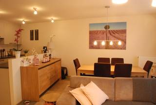 Recent appartement op 1ste verdieping (mét lift) bestaande uit: inkomhal met vestiaire en toilet, lichte woonkamer, een volledig moderne...