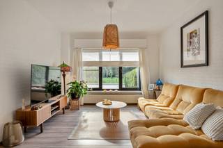 <p><strong>Soms steelt de tuin gewoon de hele show. En bij deze woning in de Pierstraat in Aartselaar is dat meer dan het geval. Vooraan kijk je uit op groen, maar het is vooral achteraan dat je mond even openvalt. Een grote tuin met zicht op de velden, zonder inkijk, mét een schattig vijvertje en een ruim tuinhuis. De ligging heeft ook haar voordelen: je zit handig richting de invalswegen. En eenmaal binnen? Daar wacht een woning met een eigen karakter, originele details en een flinke portie retrocharme. Kom binnen…</strong></p><p><strong>Binnenkomen met een retroknipoog</strong><br />De inkomhal zet meteen de toon met een zalig retro tegeltje. Geen anonieme binnenkomer dus, maar een eerste kennismaking met het eigenzinnige karakter van de woning.</p><p><strong>Een leefruimte met een hoekje af</strong><br />De ruime living en eetruimte hebben nét dat beetje extra. De halve boog en het ruwe steenelement op de muur geven de ruimte een originele uitstraling, terwijl de indeling alle plaats laat om gezellig samen te leven. Aansluitend ligt de veranda, die de leefruimte nog wat verder laat doorlopen.</p><p><strong>Koken met ruimte</strong><br />Ook op het gelijkvloers vind je de ruime keuken. Daarnaast zijn er een apart toilet en de badkamer, handig bij elkaar op dezelfde verdieping.</p><p><strong>En dan… die tuin</strong><br />We waarschuwden je al: dit is geen tuin die genoegen neemt met een bijrol. Achteraan strekt de grote tuin zich uit met zicht op de velden en zo goed als geen inkijk. Het vijvertje zorgt voor een charmant detail, terwijl het ruime tuinhuis nog extra mogelijkheden biedt om spullen op te bergen. Hier heb je alle ruimte om je eigen groene paradijs te maken. Een lange zomeravond, een rustig hoekje met een boek of gewoon genieten van het uitzicht: de tuin geeft je daar alle reden toe.</p><p><strong>Ook boven is er plek genoeg</strong><br />Op de eerste verdieping liggen twee ruime slaapkamers en een aparte kamer die je kunt inrichten als bureau of dressing. Zo krijgt ook alles wat niet in de leefruimte thuishoort een eigen plek.</p><p><strong>Handig om weten</strong><br />Helemaal beneden is er een kelder - en ook boven is er nog een zolder. Extra ruimte voor spullen die je graag bewaart, maar niet dagelijks nodig hebt. En tenslottte: dankzij de handige oprit is er plaats voor meerdere wagens.</p><p>Verliefd? Antwerpen@ugly.be</p>