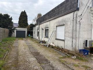 Te renoveren woning met o.a. 2 slaapkamers en aparte garage.<br /><br />Indeling GLV: leefruimte; keuken; apart toilet en badkamer<br />1V: 2 slaapkamers <br /><br />Algemeen: <br />- Uitbereidingsmogelijkheden<br />- EPC label F (renovatieverplichting)<br />- Elektriciteit niet conform<br />- Verwarming op gaskachels <br /><br />Alle attesten zijn beschikbaar onderaan op onze website.<br />Voor meer info of een bezoek: 0472 22 22 77 of thomas@solittvastgoed.be.