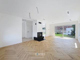 Volledig gerenoveerde gezinswoning met 4 slaapkamers, ZUIDgerichte tuin en ruime garagebox te Staden!<br /><br /><span><span><span><span><span><span><span><span><span><span><span><span><span><span>Op een vlot bereikbare locatie in Staden, bevindt zich deze </span><span>instapklare, volledig gerenoveerde woning</span><span> die comfort, ruimte en functionaliteit perfect combineert.</span></span></span></span></span></span></span></span></span></span></span></span></span></span><br /><span><span><span><span><span><span><span><span><span><span><span><span><span><span>De woning beschikt over maar liefst 4 volwaardige slaapkamers, waardoor ze uitermate geschikt is voor grotere gezinnen of voor wie extra ruimte wenst voor een bureau, hobbykamer of thuiswerkplek. Op de eerste verdieping bevindt zich een verzorgde </span><span>badkamer</span><span>, terwijl het </span><span>gelijkvloers</span><span> bijkomend is uitgerust met een praktische douchekamer, wat het wooncomfort aanzienlijk verhoogt.</span></span></span></span></span></span></span></span></span></span></span></span></span></span><br /><span><span><span><span><span><span><span><span><span><span><span><span><span><span>Achteraan geniet u van een aangename zuidgerichte tuin, waar u de hele dag door kunt genieten van de zon en alle rust. Een absolute troef is de ruime garagebox die rechtstreeks aansluit op de tuin. Deze garage beschikt bovendien over een uitweg naar de achterliggende straat, waar zich extra parkeermogelijkheden bevinden.</span></span></span></span></span></span></span></span></span></span></span></span></span></span><br /><span><span><span><span><span><span><span><span><span><span><span><span><span><span>Dankzij deze unieke indeling is de woning niet alleen ideaal voor gezinnen, maar ook bijzonder interessant voor zelfstandigen, vrije beroepen of kleine ondernemers. De garage biedt immers tal van mogelijkheden voor opslag, een werkruimte of het veilig stallen van een bestelwagen, terwijl de extra parkeerplaats achteraan een grote meerwaarde vormt voor klanten of medewerkers.<br /><br /><strong>INDELING:<br /><u><em>Gelijkvloers:</em></u></strong><br />Lichtrijke inkomhal - ruime LICHTRIJKE living - volledig ingerichte keuken (O.a. met inductiefornuis, dampkap, ruime frigo, ingebouwde microgolfoven, heteluchtoven en vaatwasmachine) - berging met bijhorende inloopdouche - kelder - afzonderlijk gastentoilet - volledig aangelegde en omheinde tuin met ZUIDgericht terras en doorgang naar de achterliggende garagebox (Circa 40m2 lang/ met automatische sectionale poort).<br /><br /><u><em><strong>Eerste verdieping:</strong></em></u><br />Nachthal - badkamer (O.a. met dubbel lavabomeubel, hangtoilet en inloopdouche) - 4 volwaardige slaapkamers.<br /><br /><u><em><strong>Tweede verdieping:</strong></em></u><br />Ruime zolder (Ventilatiesysteem D).</span></span></span></span></span></span></span></span></span></span></span></span></span></span><br /><br /><span><span><span><span><span><span><span><span><span><span><span><span><span><span><strong><u>Opmerkingen:</u><br />- EPC in opmaak, totaal renovatie (Normaal gezien energielabel A!)</strong><br />- </span></span></span></span></span></span></span></span></span></span></span></span></span></span><span><span><span><span><span><span><span><span><span><span><span><span><span><span><span>Volledig gerenoveerde en instapklare woning.</span></span></span></span></span></span></span></span></span></span></span></span></span></span></span><br />- <span><span><span><span><span><span><span><span><span><span><span><span><span><span><span>Uitweg met parkeergelegenheid naar achterliggende straat.<br />- Regenwaterput aanwezig.<br />- Ventilatiesysteem D aanwezig!<br />- Elektrische ROLLUIKEN aanwezig!<br />- Domotica aanwezig!<br />- ZONNEPANELEN aanwezig!<br />- Zonnebloier aanwezig!<br />- Vloerverwarming aanwezig.<br />- Verwarming met warmtepomp.<br />- Afgewerkt met kwaltiatieve materialen: Visgraatparket, kwalitatieve keuken en keukentoestellen (Siemens)...<br />- Ruime garagebox met automatische sectionale poort.<br /><br />Zeer geschikte woning </span></span></span></span></span></span></span></span></span></span></span></span></span></span></span><span><span><span><span><span><span><span><span><span><span><span><span><span><span><span>voor gezinnen én voor zelfstandigen!</span></span></span></span></span></span></span></span></span></span></span></span></span></span></span> <span><span><span><span><span><span><span><span><span><span><span><span><span><span>Een woning die ruimte, comfort en praktische mogelijkheden samenbrengt op een uitstekende locatie in Staden. Een bezoek zal u ongetwijfeld overtuigen. Aarzel zeker niet om ons te contacteren voor een bezoek ter plaatse: 051/817.817 - info@centro.be.</span></span></span></span></span></span></span></span></span></span></span></span></span></span>