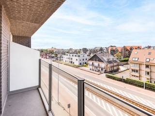 In het hartje van Koksijde Bad vinden we de recente (bouwjaar 2014) residentie Cara die deel uitmaakt van het standingvolle project Coxy 3000. Dit gebouw geniet van een centrale en gunstige ligging. Het strand is op wandelafstand en we bevinden ons vlakbij het commercieel centrum en het openbaar vervoer.<br /><br />Dit ruime (86 m²) appartement is gelegen op de vierde verdieping en werd als volgt ingedeeld: inkomhal | open, volledig uitgeruste keuken met kwalitatieve materialen toestellen | ruime leefruimte uitgevend op balkon aan de voorzijde van het gebouw | afzonderlijke berging met aansluiting wasmachine en droogkast | volledig betegelde badkamer met inloopdouche en lavabo in meubel | afzonderlijk toilet met lavabo | 2 ruime slaapkamers uitgevend op zongericht terras aan de achterzijde. <br /><br />Het pand heeft nog volgende troeven:<br />- Elektriciteit CONFORM de normen tot het jaar 2040.<br />- Energiezuinig pand: EPC LABEL <br />- Ruime kelder aanwezig die voorzien is van elektriciteit en een lichtpunt: de ideale plaats voor uw (elektrische) fiets, diepvriezer,...<br />- Mogelijkheid tot aankoop garage met diepte van 7,38 meter.<br /><br />Op zoek naar een vaste woonst aan zee? Of bent u op zoek naar een ruim en kwalitatief tweede verblijf? Zoek dan niet verder, dit appartement kan het uwe zijn! 