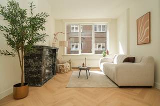 Karaktervolle en grondig gerenoveerde woning vlak bij Gent-Sint-Pieters<br /><br />Op een fantastische plek in Gent vlakbij het vernieuwde station, het historische centrum en verschillende parken, staat deze verrassend ruime woning (170 m²). Het pand uit 1939 kreeg dit jaar een complete renovatie, met als resultaat een fris, lichtrijk huis waar zo kan ingetrokken worden. <br /><br />Begane grond: binnenkomen gebeurt via de inkomhal met authentieke trap, die leidt naar de leefruimte en eetkamer. De afzonderlijke keuken sluit vlot aan op de eetkamer. Beide ruimtes geven direct toegang tot de gezellige koer.<br /><br />Eerste verdieping: een grote eerste slaapkamer en een royale badkamer met dubbele wastafel, ligbad en inloopdouche.<br /><br />Tweede verdieping: twee volwaardige slaapkamers.<br /><br />Bovenste verdieping: een vierde slaapkamer met het comfort van een eigen douchekamer, ideaal als gastenverblijf, tienerkamer of bureau.<br /><br />Kelder: een droge en praktische kelder voor extra opbergruimte.<br /><br />De Tenderstraat plukt volop de vruchten van de opwaardering van de stationsbuurt. Dat maakt dit niet alleen een aangename woonplek, maar ook een slimme investering voor de toekomst.<br /><br />Bestuursmaatregelen in het maatregelenregister: nee