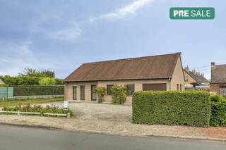 Kom en ontdek deze woning tijdens de Pre-sale donderdag 25/06 van 17u tot 18u, maak nu je afspraak! Alleenstaande gelijkvloerse woning met aangename tuin te koop in Desselgem. De woning bevindt zich op een mooi perceel van ca. 621m² en biedt een praktische indeling. Ze beschikt over twee slaapkamers, een aparte bureauruimte of dressing, een ruime en verzorgde tuin, en een garage met automatische poort. Vooraan de woning is bovendien een oprit aanwezig met extra parkeergelegenheid. Het huis geniet een gunstige ligging nabij scholen, winkels en openbaar vervoer.INDELINGInkomhal - gastentoilet - lichtrijke leefruimte - open ingerichte keuken- ruime wasberging - slaapkamer 1- slaapkamer 2 - badkamer ( aparte bureau/dressing - aangename tuin - garage met automatische poort - oprit vooraan met extra parkeergelegenheidALGEMENE INFO- Dubbel glas (houten ramen)- CV op mazout- StadswaterTROEVEN- Ruim perceel- Huis met mogelijkheden- Aangename tuin- Parkeermogelijkheden voor de woning- GelijkvloersInteresse in dit huis te koop in Desselgem? Contacteer onze makelaar voor meer informatie of een bezoek ter plaatse via 056 605 605 of waregem@dewaele.comDe eigendom wordt aangeboden via de Pre-sale formule. Op 25/06/2026 tussen 17:00 en 18:30 kan u de woning op afspraak komen bezichtigen en een bod uitbrengen. De vermelde prijs is een instelprijs. Voor meer info, gelieve contact op te nemen met de dossierverantwoordelijke.Bestuursmaatregelen in het maatregelenregister: nee