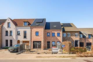 Deze BEN nieuwbouwwoning is gelegen op een absolute TOP locatie te Oud-Turnhout. Vlakbij het centrum en op wandelafstand van winkels, school en openbaar vervoer.<br /><br />De indeling van de woning is de volgende:<br />Het gelijkvloers bestaat uit een inkom met een apart gastentoilet, een grote woonruimte met een eet- en zithoek en een volledig ingerichte open keuken voorzien van alle luxe toestellen.<br />Verder treffen we een zeer ruime wasplaats en een inpandige garage. <br /><br />Op de eerste verdieping bevinden zich 3 ruime slaapkamers en een badkamer voorzien van een inloopdouche, ligbad en dubbele wastafel in meubel. Apart toilet op de overloop. <br /><br />De tweede verdieping is een extra troef en vlot bereikbaar met een vaste trap en kan dienen als extra slaapkamers (2) of ontspanningsruimte. Verder treffen we hier ook nog de volledig afgesloten technische ruimte aan (warmtepomp, ventilatiesysteem). <br /><br />De tuin wordt ingezaaid met gras, aangeplant met siergrassen en de oprit en het terras worden volledig aangelegd. Zeer ruime berging/ tuinhuis achteraan op het perceel.<br /><br />Prijs is exclusief notariskosten, exclusief btw (21%) op constructieaandeel (350.000 EUR) en exclusief registratierechten (12%) op grondaandeel (179.000 EUR). <br /><br />Troeven:<br />- Vloerverwarming <br />- Warmtepomp<br />- 10 zonnepanelen <br />- Kindvriendelijke locatie