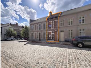 <p>Op zoek naar een gezellige woning?<br />Deze aangename rijwoning verwelkomt je met een ruime, vernieuwde, ingerichte keuken. Aansluitende voorzien van een handige berging.<br />Op de eerste verdieping bevinden zich de gezellige living en een vernieuwde badkamer met alle comfort.<br />Een verdieping hoger vinden we de ruime slaapkamer met vaste kasten.</p><p>Een leuke woning met karakter met een aangename ligging vlakbij het centrum.<br />Ideaal als starterswoning of investering.<br />Zeker een bezoekje waard!</p><p>Wil je de woning zelf bekijken? Contacteer ons via 016 90 10 21 of info@future-home.be.</p><p>EPC: 267 kWh/m² UC:   20230127-0002792765-RES-1<br /> </p>