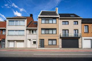 Op zoek naar een uitzonderlijk ruime, energiezuinige en volledig instapklare stadswoning waar comfort, ruimte en een uitstekende ligging hand in hand gaan? Dan is deze prachtige woning gelegen te Brugsken 138 in Sint-Niklaas absoluut het ontdekken waard.<br /><br />Met een indrukwekkende bewoonbare oppervlakte van maar liefst 265 m², 6 royale slaapkamers, 2 badkamers, 3 toiletten, een ruime tuin én een groot terras op de eerste verdieping, biedt deze woning een zee aan ruimte voor grote gezinnen. Bovendien beschikt de woning over een EPC-label B met een bijzonder gunstige score van slechts 104 kWh/(m² jaar), wat het energiezuinige karakter van deze woning extra benadrukt. Op het gelijkvloers is de woning voorzien van vloerverwarming, terwijl de verdiepingen beschikken over radiatoren.<br /><br />Bij het binnenkomen wordt u verwelkomd in een bijzonder ruime inkomhal, die meteen toegang biedt tot een afzonderlijk gastentoilet en de leefruimte. De leefruimte is licht, open en bijzonder ruim en sluit naadloos aan op de open keuken. Dankzij de grote raampartijen geniet u hier van een aangename lichtinval en een mooi zicht richting de tuin.<br /><br />De ruime open keuken vormt een echte blikvanger. Ze beschikt over bijzonder veel kastruimte, moderne toestellen en een strakke, eigentijdse afwerking. Vanuit de keuken kijkt u rechtstreeks uit op de prachtig aangelegde, zuidwestelijk georiënteerde tuin, waar u dankzij de ligging en inrichting geniet van de nodige privacy.<br /><br />Op de eerste verdieping bevinden zich twee bijzonder ruime slaapkamers. Eén van deze slaapkamers beschikt over een rechtstreekse toegang tot een uitermate ruim terras, een absolute troef en een heerlijke extra buitenruimte. De tweede slaapkamer is eveneens royaal van formaat. Op dit verdiep bevindt zich bovendien de eerste badkamer, uitgerust met een ligbad, douche, toilet en dubbele lavabo.<br /><br />De tweede verdieping biedt opnieuw twee bijzonder ruime slaapkamers. Daarnaast vindt u hier een tweede badkamer, voorzien van een douche, toilet, dubbele lavabo en aansluiting voor de wasmachine. Een bijzonder praktische verdieping die perfect inspeelt op de noden van een groot gezin.<br /><br />Maar daar houdt de ruimte niet op. Op de derde verdieping bevinden zich nog eens twee ruime slaapkamers. Deze ruimtes kunnen uiteraard perfect dienstdoen als volwaardige slaapkamers, maar bieden daarnaast tal van mogelijkheden als hobbykamer, dressing, bureau, speelruimte of extra bergruimte.<br /><br />De woning combineert zo op een uitzonderlijke manier 265 m² aan bewoonbare oppervlakte, zes volwaardige slaapkamers, twee badkamers en verschillende polyvalente ruimtes, zonder daarbij aan wooncomfort in te boeten.<br /><br />Ook de ligging is een belangrijke troef. Brugsken bevindt zich op een uitstekende locatie in Sint-Niklaas, met een vlotte bereikbaarheid en tal van voorzieningen in de nabije omgeving.<br /><br />Kortom: een uitzonderlijk ruime en volledig instapklare stadswoning die perfect is voor grote gezinnen die centraal willen wonen, maar absoluut geen concessies willen doen aan ruimte, comfort en energiezuinigheid.