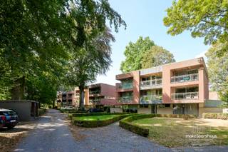 Op een rustige en aangename locatie bevindt zich dit verzorgde appartement van 87 m², gelegen op de tweede verdieping van een mooie residentie uit 1999.<br /><br />Bij het binnenkomen verwelkomt de inkomhal u met een apart gastentoilet en een ruime, praktische berging. De lichtrijke leefruimte biedt plaats aan een gezellige zit- en eethoek en geniet van een aangenaam uitzicht op het omliggende groen. Van hieruit heeft u toegang tot het terras, waar het heerlijk vertoeven is.<br /><br />De open keuken sluit mooi aan op de leefruimte en is uitgerust met de nodige toestellen.<br /><br />Achteraan het appartement bevinden zich twee volwaardige slaapkamers, waarvan één beschikt over een eigen terras. Zo geniet u zowel voor- als achteraan van een fijne buitenruimte. Uiteraard is er ook de badkamer met bad en lavabo. <br /><br />Een bijkomende troef zijn de twee staanplaatsen die bij het appartement horen. Daarnaast beschikt de residentie over een gemeenschappelijke fietsenberging.<br /><br />Ook de ligging is bijzonder praktisch. Dankzij de nabijheid van de Blauwe Brug bereikt u vlot het centrum van Mariakerke en geniet u tegelijk van een rustige woonomgeving.<br /><br />Graag tot binnenkort.