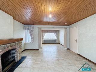 Deze woning geniet van een vlotte verbinding naar diverse winkels, het openbaar vervoer en de E403, en vormt zo een ideale uitvalsbasis voor wie comfort en bereikbaarheid wil combineren.<br />Bij het betreden van de woning kom je terecht in de inkomhal, die in verbinding staat met de woonkamer en de eerste verdieping. De lichtrijke woonkamer biedt voldoende plaats voor een gezellig zit- en eetgedeelte en sluit naadloos aan op de keuken. De ruime keuken is voorzien van een geïnstalleerde keuken, biedt plaats voor een ontbijttafel en staat in verbinding met de kelder en de wasplaats. Vooraleer je de trap naar de kelder neemt, is er nog een handige bergruimte. De droge kelder zorgt voor extra stockage. De wasplaats is uitgerust met de nodige aansluitingen voor wasmachine en droogkast en beschikt over een ingebouwde kast voor extra voorraad. Van hieruit heb je toegang tot het gastentoilet, de badkamer en de buitenruimte. In de badkamer zijn een ligbad en lavabo aanwezig. Op de eerste verdieping bevindt zich de nachthal met toegang tot drie slaapkamers, een dressing en een berging. Via het trapluik in de dressing bereik je de zolder, die extra opbergruimte biedt. De volledige woning is voorzien van rolluiken, wat zorgt voor extra comfort en privacy. Buiten geniet je van een aangelegde tuin met tuinhuis, een tuinberging, een garage met aanpalende berging en een carport. Naast de woning is er een oprit die toegang geeft tot de garage en carport, wat ruime parkeermogelijkheden biedt. (sted.inl.: Vg,WgLk,Gmo,Gvkr,Vv)