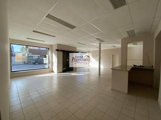 Au centre du centre de Kortenberg ! PAS DE HORECA!
Spacieux local commercial de 160 m2 net avec garage,
2 vitrines, porte automatique, comptoir, cuisine,
Place de parking devant le garage
Libre au plus tard le 01/05/2026