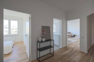 <p>Wonen in de iconische Tentoonstellingswijk? Check.<br />Licht, ruimte en comfort? Dubbel check.<br /><br />Welkom in de Vlaamse Kunstlaan, een naam die verwachtingen schept… en dit appartement stelt niet teleur. <br />Het gebouw werd zonet volledig in een fris en hedendaags jasje gestoken.<br /><br />Binnenkomen doe je via een ruime inkomhal met apart toilet. Links vind je meteen een eerste volwaardige slaapkamer.<br />Verderop opent de woning zich naar de leefruimte. En wat voor één. Dankzij de grote raampartijen baadt deze ruimte in het licht en voelt alles heerlijk open aan. Hier combineer je moeiteloos een royale eettafel met een gezellige zithoek.</p>
<p>De halfopen keuken is slim ontworpen: via een speelse opening blijf je in contact met je gasten, terwijl het werk achter de schermen discreet uit het zicht blijft. Koken en genieten, zonder compromissen!<br /><br />Via de nachthal bereik je de badkamer, uitgerust met een douche en dubbele lavabo. Achteraan liggen nog twee extra slaapkamers, waarvan één toegang geeft tot een gezellig inpandig terras. Een heerlijke plek waar je zowel in de zomer als in de winter even kan ontsnappen.</p>
<p>Met zijn 121 m² voelt dit appartement niet alleen ruim, het is het ook. Tel daar een EPC B (102), conforme elektriciteit en een asbestveilige situatie bij op en je zit hier goed!<br /><br />De Tentoonstellingswijk blijft één van de mooiste stukjes van Antwerpen. <br />Groen, architecturaal sterk en toch verrassend vlot bereikbaar. Park Den Brandt, Nachtegalenpark en het Middelheimpark liggen quasi om de hoek. Tegelijk woon je nabij belangrijke invalswegen en sta je in no time in het centrum.<br /><br />Nog een extra plus: er is een lift aanwezig en voor wie helemaal zorgeloos wil thuiskomen is er de mogelijkheid om een autostaanplaats aan te kopen (€35.000).<br /><br />Troeven op een rijtje:<br />- Gelegen in deTentoonstellingswijk<br />- Lichtrijke leefruimte met grote raampartijen<br />- 3 slaapkamers<br />- Gezellig inpandig terras<br />- EPC B (102)<br />- Conforme elektriciteit &amp; asbestveilig<br />- Lift aanwezig<br />- Mogelijkheid tot aankoop autostaanplaats (€35.000)<br /><br />Vg, Wg, Gvkr, Gmo, Gvv – niet gelegen in overstromingsgevoelig gebied.</p>