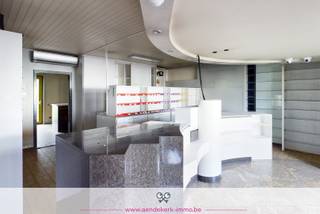 Ontdek dit ruime handelspand met woonst op een toplocatie in het centrum van Kinrooi – dé plek waar wonen en ondernemen perfect samenkomen!🏪...