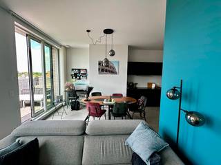 <p>Parkeerplaats en aparte bergruimte van respectievelijk 25.000 euro en 5.000 euro zitten inclusief de gelijste prijs.</p><p>Nieuwbouw appartement aangekocht en in gebruik genomen eind 2022 in het centrum van Machelen. Het appartement bevindt zich op de bovenste verdieping (3e verdieping) van het gebouw, heeft enkel langs één muur een buur en is zeer rustig. Het heeft een ruime hal met een grote en diepe op maat gemaakte inbouwkast, een badkamer met grote douche en een apart toilet, één kleine slaapkamer en één zeer ruime grote slaapkamer. De comfortabele keuken is voorzien van alle apparaten (keramisch vuur, vaatwasser, combi-oven) en samengevoegd met een gezellige leefruimte. Er is ook een aparte technische ruimte met aansluitingen voor wasmachine, droogkast en bijkomende frigo of diepvries. Ochtendzon is langs de kant van de slaapkamers, namiddag- en avondzon is langs de kant van de leefruimte. Ruim en rustig terras met ver en open zicht op Machelen en Vilvoorde met zeer weinig inkijk. Appartement is recent nog geschilderd en raamdecoratie is voorzien en inbegrepen in het appartement.</p><p>Het appartement is op een paar minuten wandelafstand van het centrum van Machelen, met verschillende commerciële handelszaken (Carrefour, bakker, beenhouwer, restaurantjes). Het gebouw zelf bestaat uit 3 aparte blokken, met een totaal van 21 appartementen. Het gebouw heeft ook een gezamelijke tuin, en beschikt over een aparte fietstenstalling en ondergrondse parkeerplaats.</p>