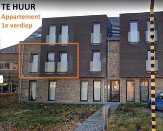RECENT EN DEGELIJK AFGEWERKT APPARTEMENT met 35m² TERRAS en 20m² GARAGE
Dit appartement is onmiddellijk beschikbaar, dus ideaal voor snelle beslissers die de regio goed kennen. Mooi aanbod in Residentie Ravennest te Bonheiden, met slechts 8 appartementen. Aangenaam en comfortabel wonen in een groene omgeving, nabij het Kasteel van Zellaer.
Kwalitatief en stijlvol appartement op 1e verdiep, met een bewoonbare oppervlakte van 90m² en veel lichtinval: 2 slaapkamers, badkamer, apart toilet, ruime berging, grote open living met keuken & kookeiland, en groot, zuidgericht terras (35m²) met open zicht.
Maandelijkse huurprijs voor dit recent appartement met groot zuidgericht terras, groene omgeving en bijhorende ondergrondse staanplaats (incl. fietsenstalling): 1.170 EUR/maand, excl. maandelijkse vaste kosten (ca. 80 EUR/maand). Rechtstreekse verhuur, zonder makelaar.
Appartement:
- Grote open leefplaats met keuken (43m²) aan terras. Keuken helemaal ingericht en met ook groot keukeneiland (hyper geïnstalleerd)
- Terras van 35m², volledig aangelegd met natuursteen tegels
- Twee ruime slaapkamers (15m² en 11,5m²), met mooie ramen tot aan de grond
- Goed ingedeelde badkamer met bad + douche, stijlvol badkamermeubel met 2 lavabo’s en ook spiegelkast
- Handige berging aan keuken (4m²), met alle voorzieningen en aansluitingen (voor wasmachine en droogkast) incl. extra spoelbak
- Apart toilet met lavabo en accessoires
- Eiken laminaat in open keuken, living, slaapkamers en hal
- Volledig afgewerkt met LED-verlichting (binnen & buiten) en accessoires
- Totale bewoonbare oppervlakte van 90m²
- Zeer gunstig EPC-label A: E-peil E34 en energiescore van 52,44 kWh/m² – A label: zeer energiezuinig, lage energiekosten.
Garage (staanplaatsen/berging):
- Extra grote staanplaats van 760 x 270 cm, voor auto, (elektrische) fietsen en als berging (met 2 grote opbergkasten te gebruiken), samen 20m² groot.
- Ook voorzien van apart stopcontact voor elektrische fiets en met aparte verlichting.