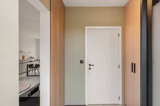 Deze moderne woning, gebouwd in 2020 en gelegen in de Burgemeester Hensstraat 34 te Koningshooikt, is volledig instapklaar en combineert hedendaags comfort met uitstekende energieprestaties. Met een uitzonderlijk E-peil van 7, dankzij onder andere de zonnepanelen en energiezuinige constructie, geniet u hier van een duurzame en toekomstgerichte woonomgeving.<br />De woning beschikt momenteel over 3 volwaardige slaapkamers, met de mogelijkheid om een vierde slaapkamer te creëren door de zolder verder af te werken. Ideaal voor grotere gezinnen of wie extra ruimte wenst voor een bureau of hobbykamer.<br />De keuken is bijzonder kwalitatief afgewerkt en uitgerust met alle moderne voorzieningen. De ingebouwde toestellen van AEG garanderen gebruiksgemak en betrouwbaarheid, waardoor koken hier een echt plezier wordt.<br />Achteraan de woning bevindt zich een aangename tuin met terras, perfect georiënteerd naar het zuiden. Dit zorgt voor een optimale lichtinval en maakt het de ideale plek om te ontspannen en te genieten van zonnige dagen.<br />Kortom, een energiezuinige en ruime woning met alle comfort, gelegen op een rustige en aantrekkelijke locatie.<br /><br />Troeven: <br />✅ E-Peil: 7<br />✅ Zonnepalen<br />✅ 4 kamers<br />✅ Luxe afgewerkte keuken<br />✅ Vlak bij centrum<br />✅ ...<br /><br />Voor interactieve grondplannen met foto’s, ga naar www.wijns.be en klik op de knop “virtueel bezoek”.<br />Info & afspraak: ☎ 0473/33 33 10 ✉ geoffry@wijns.be