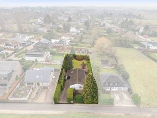 Te koop in Meise: gelijkvloerse woning in het centrum van Meise, op korte afstand van scholen, winkels, park en openbaar vervoer.Deze bungalow is...