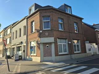 <p><strong><span>Gezellig gelijkvloersappartement op wandelafstand van het station</span></strong></p>
<p><span>Bent u op zoek naar een comfortabel appartement met een uitstekende bereikbaarheid? Dan is dit gezellige gelijkvloersappartement, gelegen in een kleinschalig gebouw op wandelafstand van het treinstation, zeker een bezoek waard.</span></p>
<p><span>Het appartement verwelkomt u via een inkomhal en beschikt over een aangename, lichtrijke leefruimte met een open, half ingerichte keuken. Verder vindt u een apart toilet, een douchekamer, een praktische wasplaats en een rustige slaapkamer die uitgeeft op de gezellige binnenkoer, ideaal om in alle stilte tot rust te komen.<br /><br />Geen lasten.<br /><br />Info en bezoeken: 02/262.45.78 - meise@weinvest.be<br /></span></p>