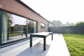 Ideale en rustige locatie, nabij het centrum van Waasmunster. Energetische totaalrenovatie 2021 met een zeer gunstige EPC score als gevolg: 71 kWh/m²jaar, label A. 10 zonnepanelen, ventilatiesysteem, vloerverwarming op gelijkvloers, enz. Indeling : inkomhal met toilet, ruime technische berging en uitgang naar het terras en de tuin, volledig ingerichte open keuken, mooie en ruime living met zicht op de prachtige zuid gerichte tuin. 1e VD : 4 slaapkamers, waarvan 1 met annex badkamer met douche, 2de badkamer met ligbad. Ruime zolder.<br />Er is een voortuin en zijdelingse oprit naar achtertuin. Deze woning is onmiddellijk beschikbaar. EPC ref.: 20260908-0003949054-RES-1.<br />Voor informatie en/of bezoek, stuur een mail naar is.waasmunster@skynet.be of tel. 0495/733419.
