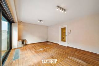 Dit ruim tweeslaapkamer appartement is gelegen aan Petit Paris (Belle Epoquewijk) te Oostende. Op wandelafstand zijn er talrijke handelaars alsook bereikt u in een handomdraai het strand en het centrum. <br /><br />Het appartement geniet enkele troeven. Zo is er een grote inkomhal met vestiaireruimte die de kamers verbindt. De leefruimte is lichtrijk dankzij het brede schuifraam. De aanpalende keuken is functioneel uitgerust.<br /><br />Er zijn twee slaapkamers aanwezig in het appartement. De badkamer is uitgerust met een lavabo alsook bad/douchecombinatie. Het toilet is apart. <br /><br />Tot slot is er nog een privatieve kelderberging inbegrepen. <br /><br />Bent u op zoek naar een interessante investering/uitvalsbasis aan de kust? Aarzel dan niet en neem contact op voor meer info of een afspraak! <br /><br />