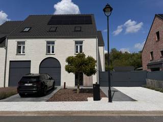 <p>Ontdek deze recente, prachtig ingerichte, instapklare woning met 5 slaapkamers en 2 badkamers, gebouwd in 2020 en gelegen op een perceel van 403m². Met een bewoonbare oppervlakte van 210m² en een indrukwekkende EPC-score A, geniet u van optimaal wooncomfort en lage energiekosten. De moderne architectuur met 3 gevels en een gasgestookte verwarming zorgen voor een tijdloze uitstraling en efficiëntie.</p><p>De leefruimte baadt in natuurlijk licht en is voorzien van een open keuken die naadloos overgaat in de eet- en zithoek, perfect voor gezellige avonden. De keuken zelf is uitgerust met hoogwaardige apparatuur en biedt veel werkruimte. De slaapkamers zijn ruim en licht, met de master bedroom die een oase van rust vormt. Alle kamers zijn uitgerust van op maat gemaakte kasten. De badkamers zijn stijlvol afgewerkt en bieden alle comfort.</p><p>Verder beschikt de woning over een ruime garage, ideaal voor extra opslag. Buiten geniet u van een aangelegde tuin met een aangenaam terras en een leuke ingerichte tuinwoning, met tuinberging. De woning is high-end afgewerkt en volledig instapklaar. Een unieke kans voor wie op zoek is naar een moderne, energiezuinige en ruime gezinswoning.</p>