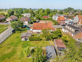 Vous recherchez un projet de rénovation au potentiel énorme ou un terrain à bâtir unique ? Alors cette propriété située dans la charmante commune de Kaster est exactement ce qu’il vous faut.Située sur un magnifique terrain de pas moins de 2 800 m², elle vous offre une combinaison exceptionnelle de calme, d’espace et d’une excellente accessibilité. La maison se trouve à deux pas du centre de Kaster, avec des commerces, des écoles et d’autres commodités à portée de main. En même temps, vous y vivrez en toute sérénité, dans un cadre ouvert et verdoyant grâce aux champs voisins.La maison existante offre de nombreuses possibilités à ceux qui aiment rénover et souhaitent créer un foyer entièrement à leur goût. Grâce à la superficie généreuse du terrain, cette propriété est également particulièrement intéressante pour ceux qui recherchent un terrain spacieux offrant des perspectives d’avenir (toujours dans le respect des règles d’urbanisme en vigueur).Une opportunité unique pour ceux qui rêvent d’une vie à la campagne dans un endroit calme, sans pour autant renoncer à l’accessibilité et au confort.Cela vous intéresse ? Contactez-nous dès aujourd’hui pour obtenir plus d’informations ou organiser une visite sur place.